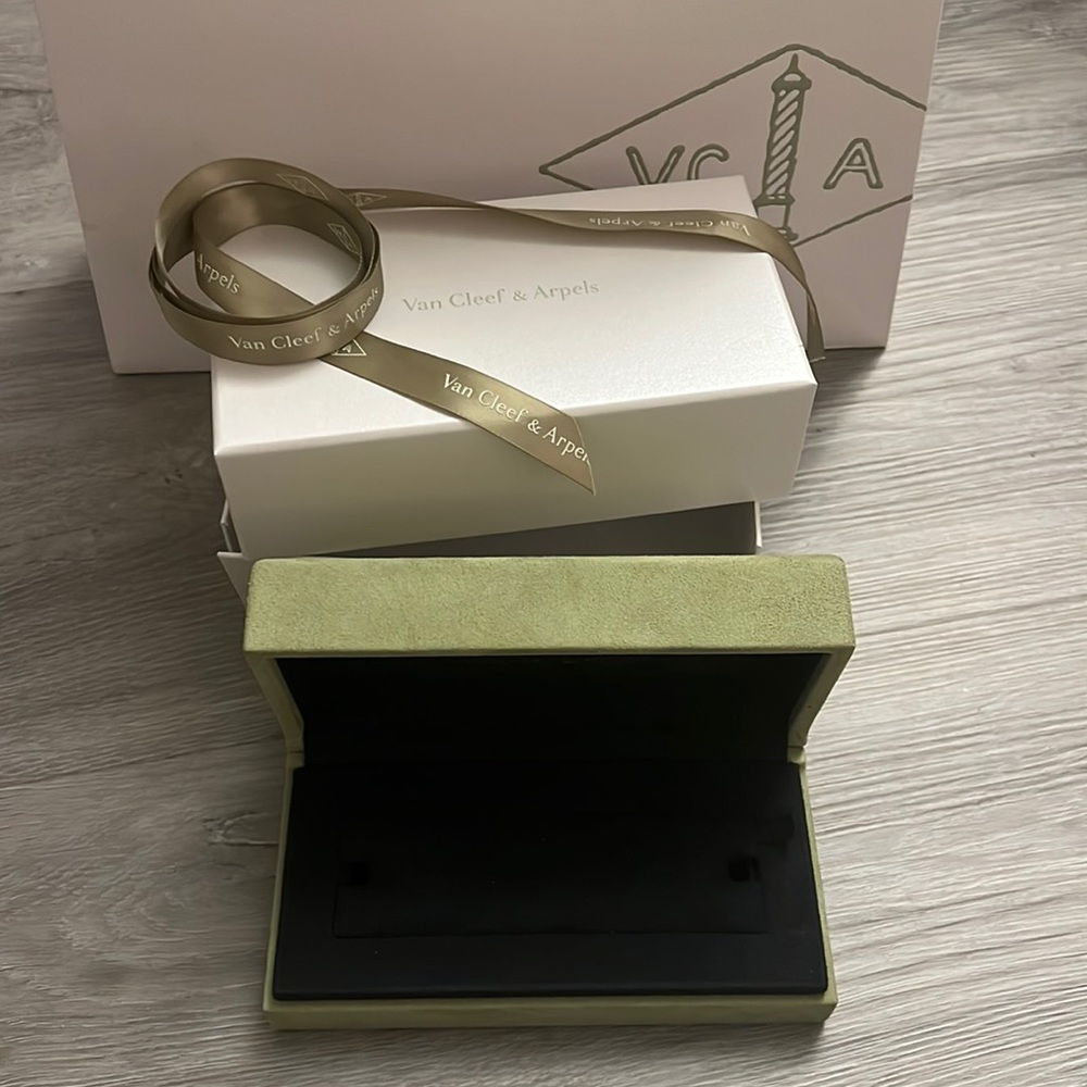 Van Cleef & Arpels 5-motif Bracelet Box with Gift Packaging
